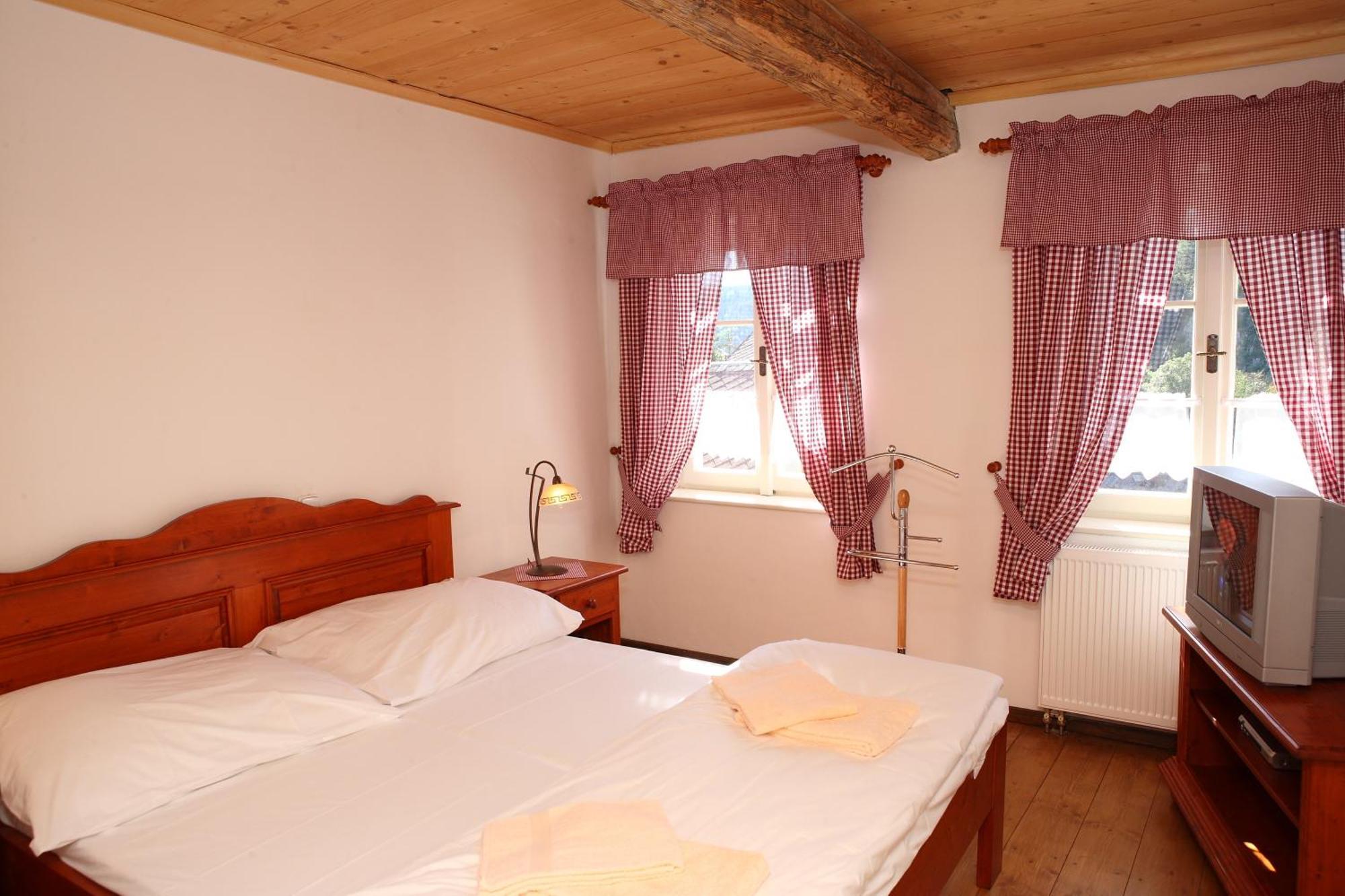 Hradni Basta Hotel Bečov nad Teplou Cameră foto