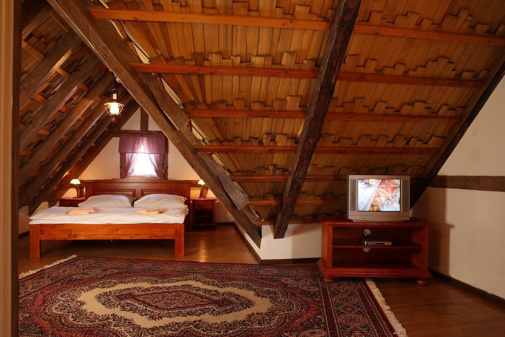 Hradni Basta Hotel Bečov nad Teplou Cameră foto